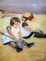 Enfants jouant sur la plage des mères Mary Cassatt
